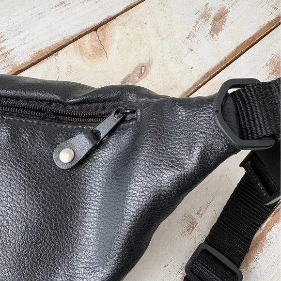 vintage WALT DISNEY WORLD Fanny pack Mickey Mouse crossbody bag faux leather EUC - Picture 15 of 16